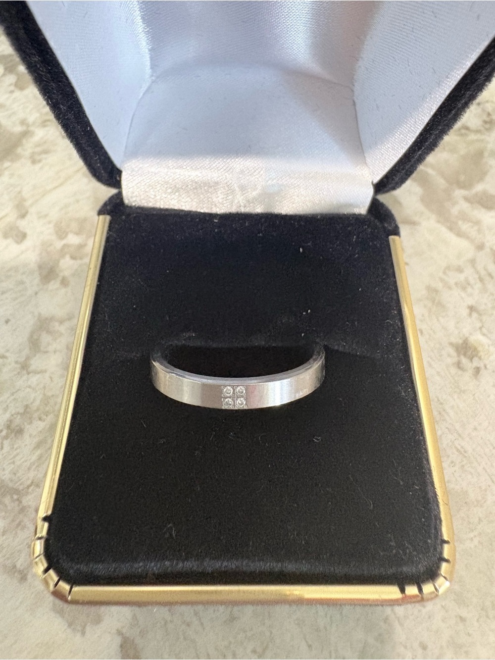 TeNu titanium diamond ring size 8 in excellent condition!